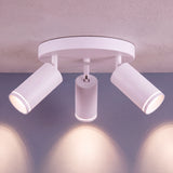 Proyección de haces de luz simétricos sobre pared neutra de estilo minimalista en estancia amplia.