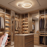 Plafón LED circular blanco para iluminación uniforme en clóset vestidor moderno.