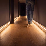 Escalera iluminada de noche con luz cálida activada automáticamente por sensor de movimiento
