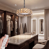 Iluminación cenital en vestidor de madera oscura con alto índice de reproducción cromática.
