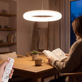 Uso de luz dirigida para lectura con alto índice de reproducción cromática y confort visual.