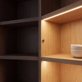 Ropero de madera con cintas LED controladas por sensor sin contacto