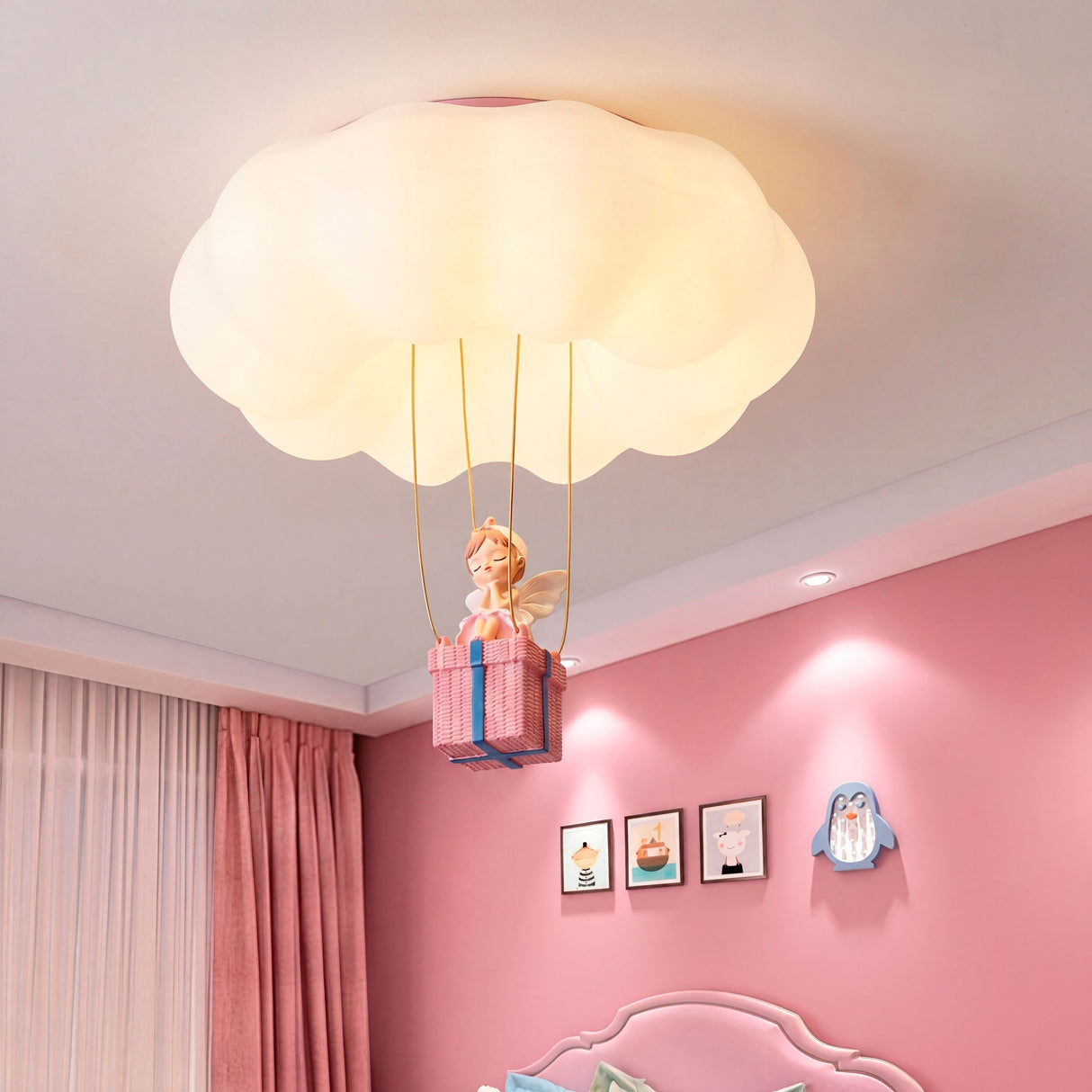 Vista nocturna de dormitorio iluminado por el suave resplandor de la nube Little Angel.