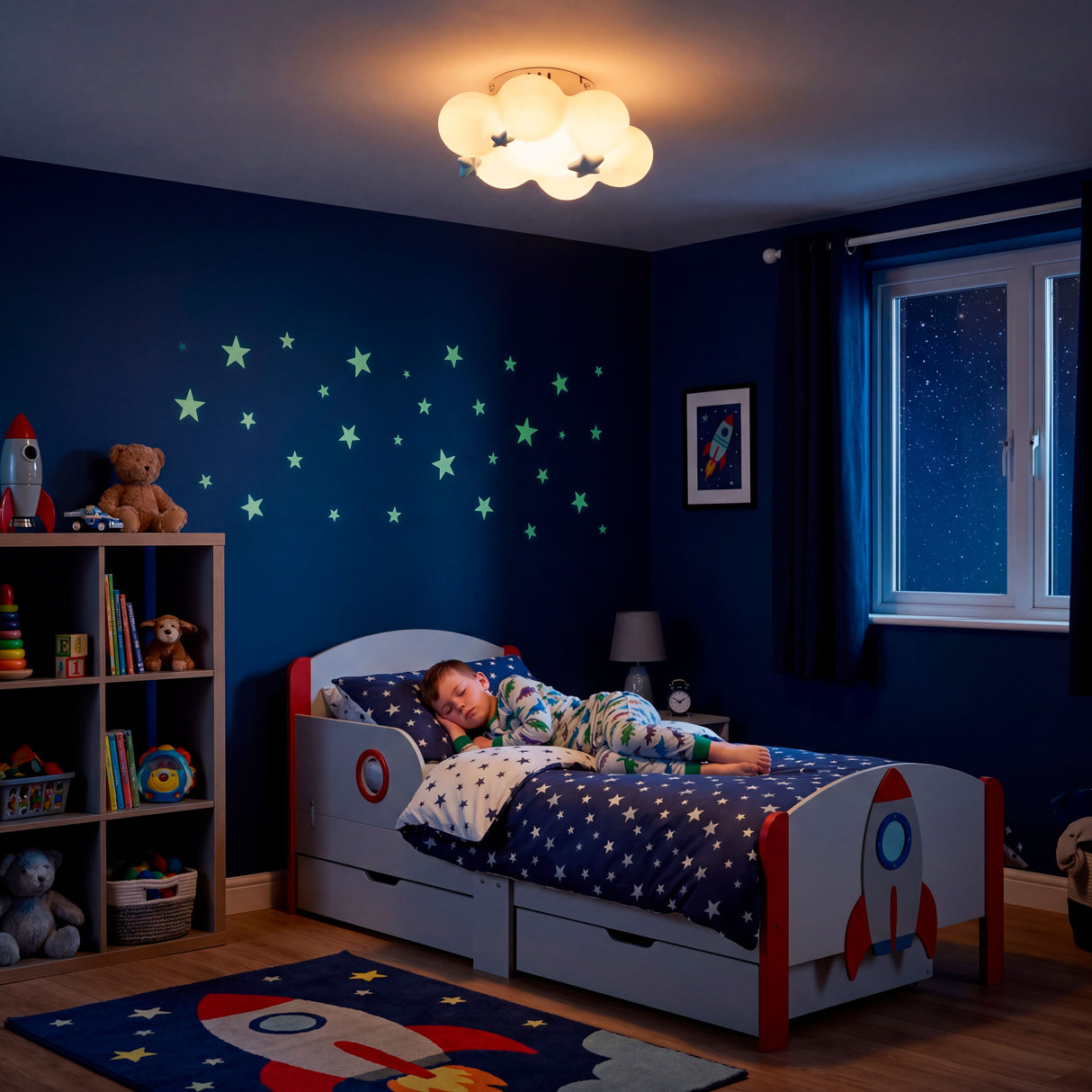 Niño durmiendo plácidamente con la luz de intensidad mínima de la lámpara nube.