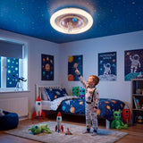 Ambiente nocturno con luz tenue del plafón Astro en dormitorio infantil decorado.