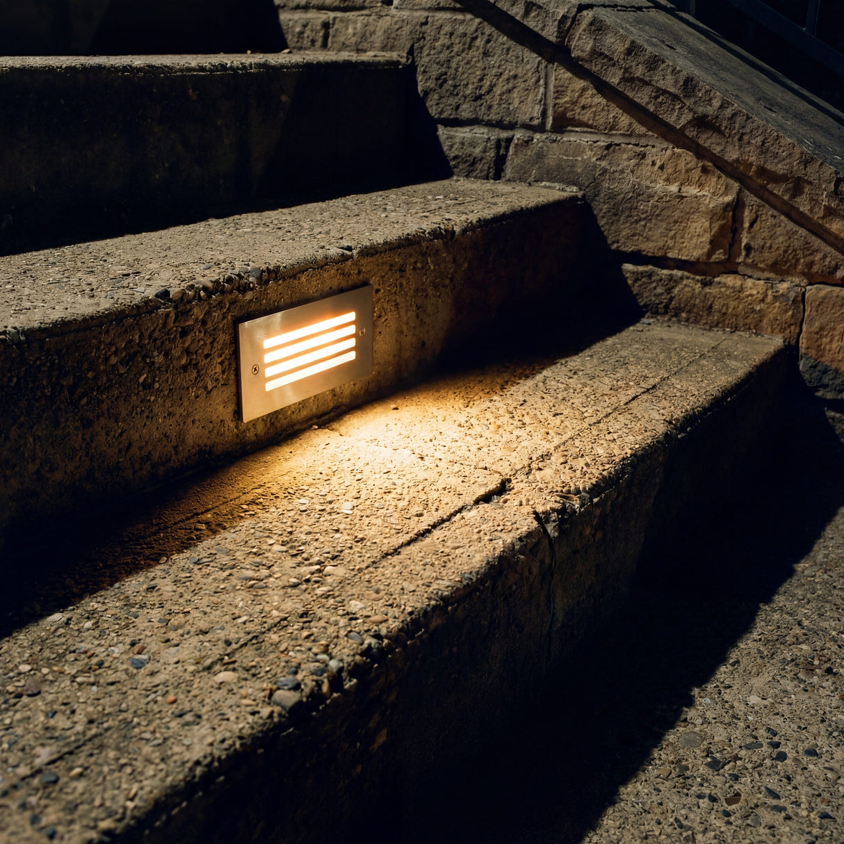 Efecto de luz cálida en escalones de hormigón para arquitectura contemporánea.