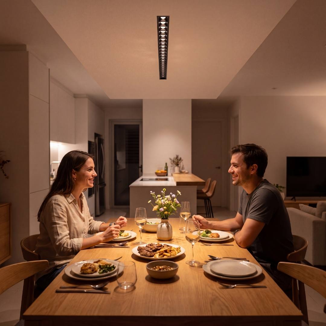 Pareja cenando bajo los pozos de luz cálida del spot en riel magnético