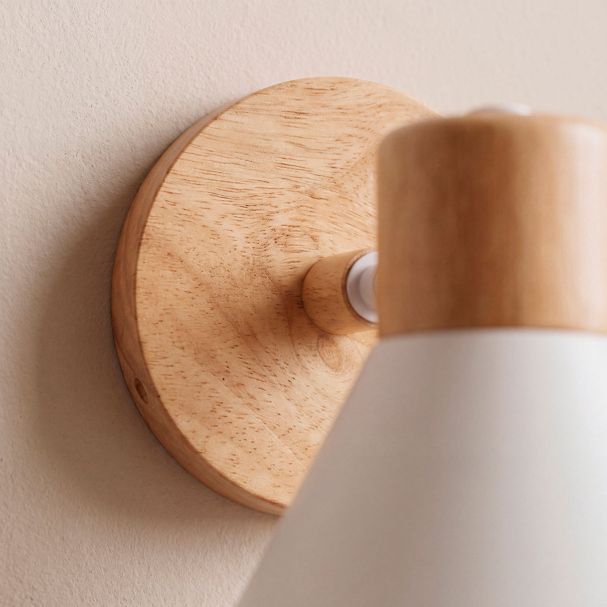 Primer plano de los acabados premium en madera de roble cepillada y chasis metálico mate.
