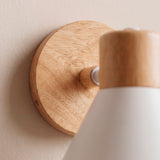 Primer plano de los acabados premium en madera de roble cepillada y chasis metálico mate.