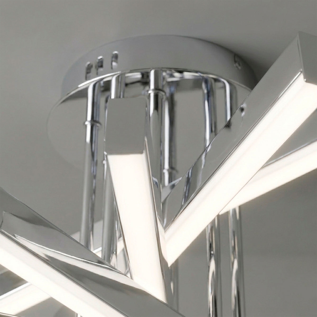 Detalle del ensamble de precisión metálico con baño de cromo de alta durabilidad y reflejo.