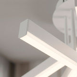 Detalle en primer plano de estructura lineal en blanco mate con difusor acrílico de elevada transmisión.