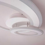 Detalle en primer plano del chasis curvo blanco mate con difusor acrílico de elevada transmisión.