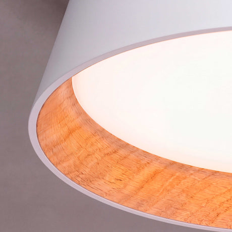 Acabados premium en chasis cónico blanco mate con bisel interior símil madera y difusor opal antideslumbrante.