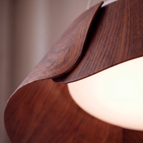 Detalle en primer plano de los pétalos de madera de nogal con difusor opalino de alta precisión.