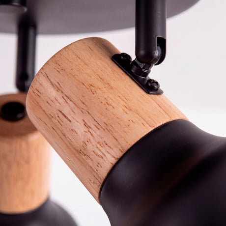 Primer plano de rótula orientable y cuerpo en madera natural de roble con pintura mate.