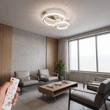 Mano sujetando control remoto para regular intensidad y tono en salón contemporáneo.