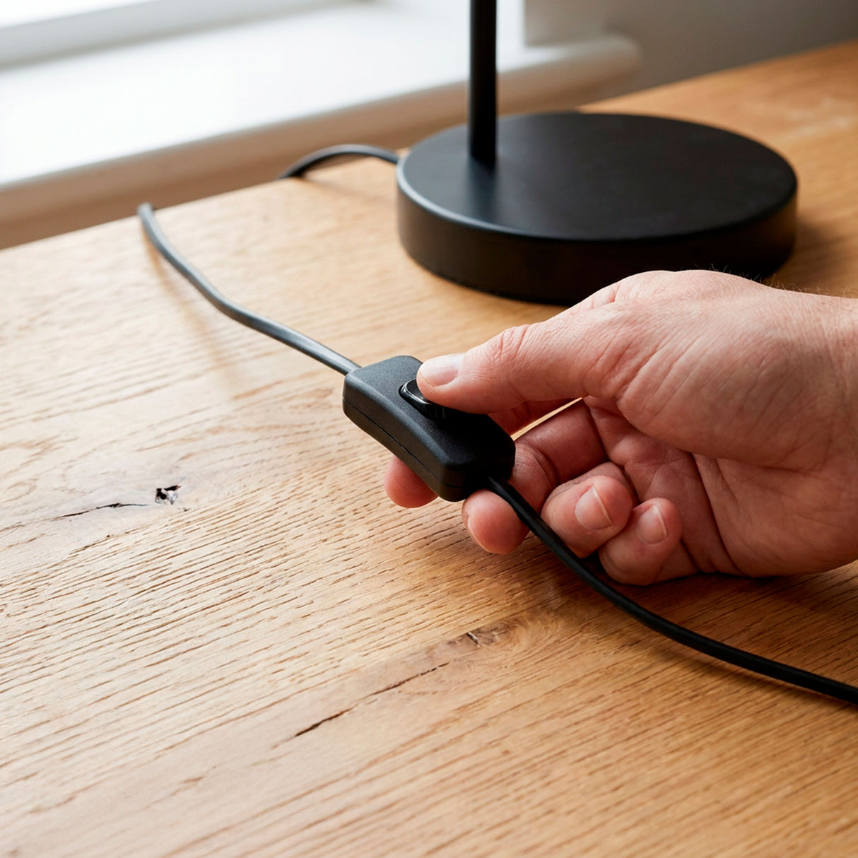 Interruptor de paso integrado en cable para un encendido Ergonómico y accesible en iluminación de mesa.