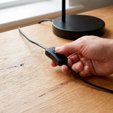 Interruptor de paso integrado en cable para un encendido Ergonómico y accesible en iluminación de mesa.