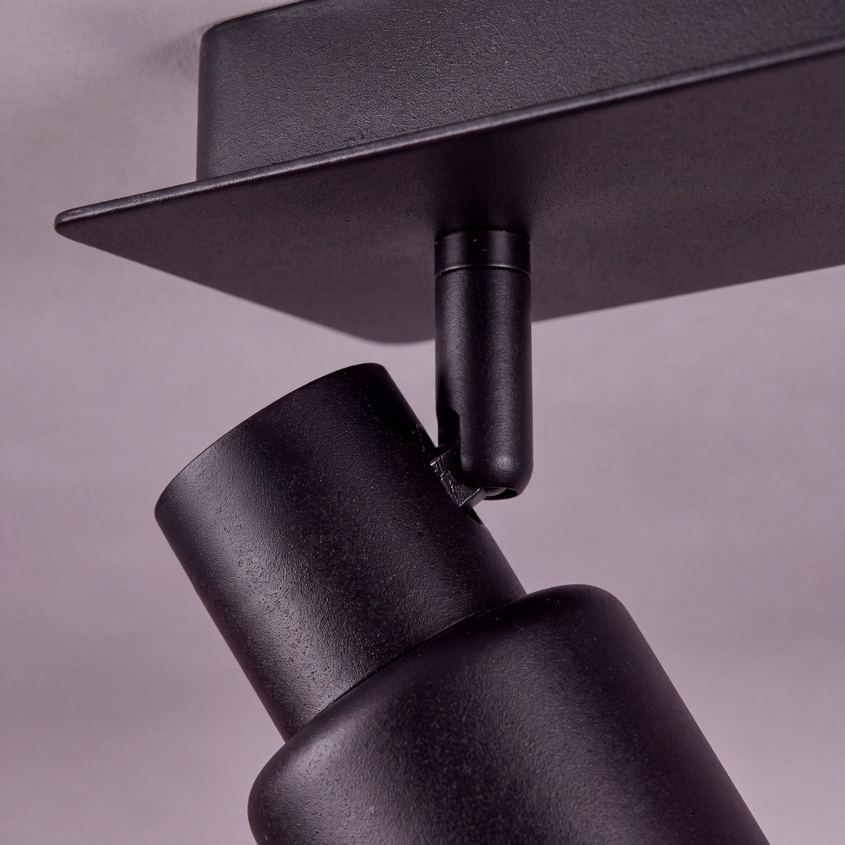 Detalle en primer plano de rótula orientable para direccionamiento de precisión del haz.