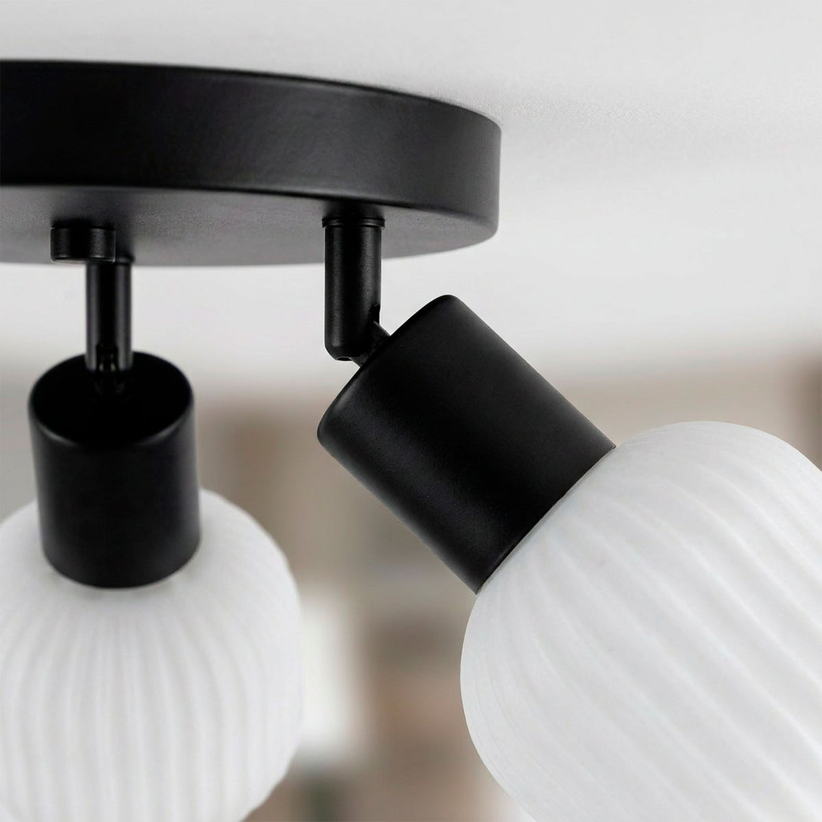 Detalle en primer plano del sistema articulado giratorio en aluminio negro para control preciso de luz.