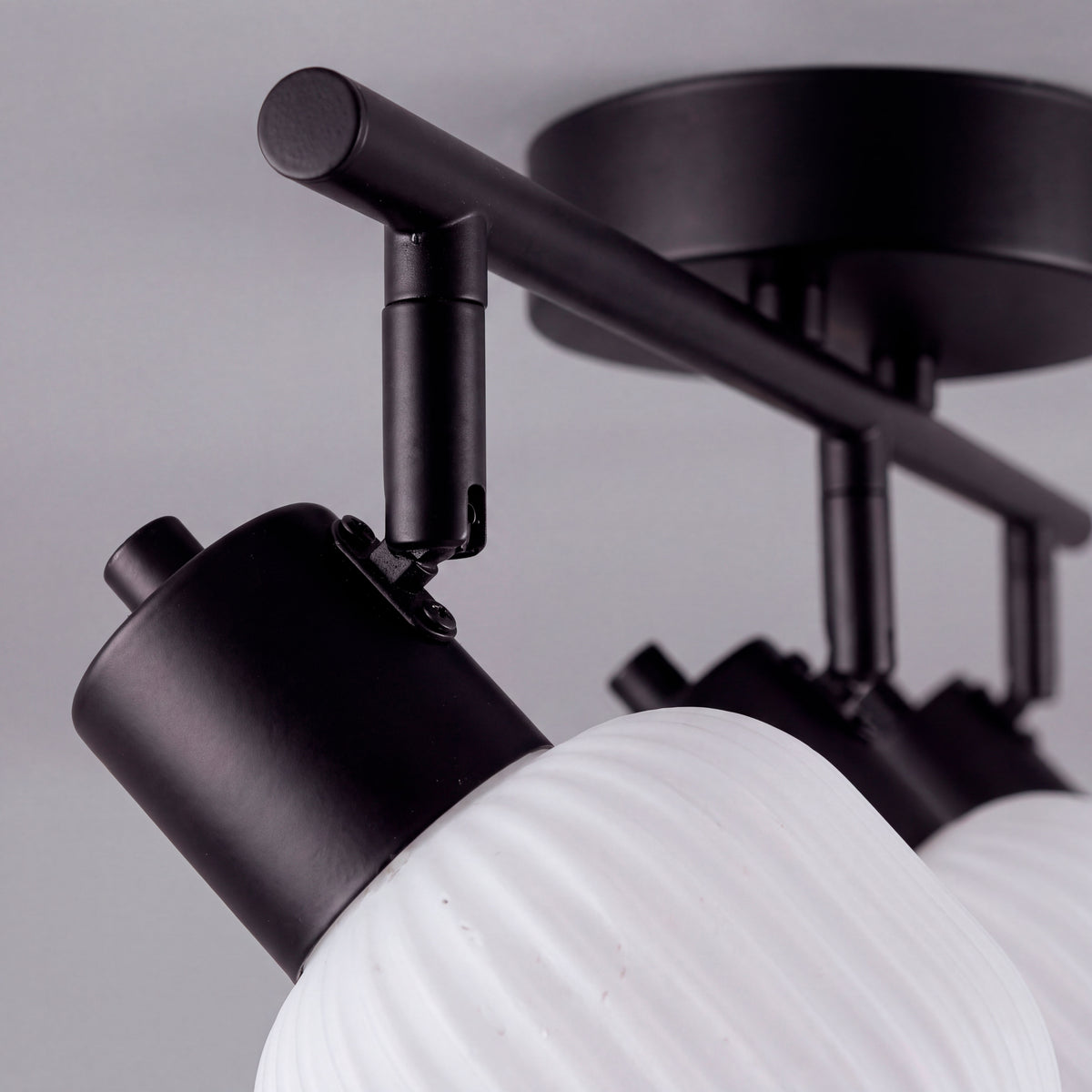 Detalle en primer plano del sistema articulado direccional para control preciso de luz.