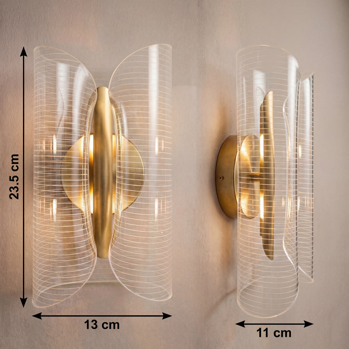 Infografía con medidas técnicas de la lámpara de pared: 23.5 cm de alto y 11 cm de fondo.