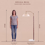 Dimensiones técnicas y comparativa de altura en escala real frente a silueta de usuario.