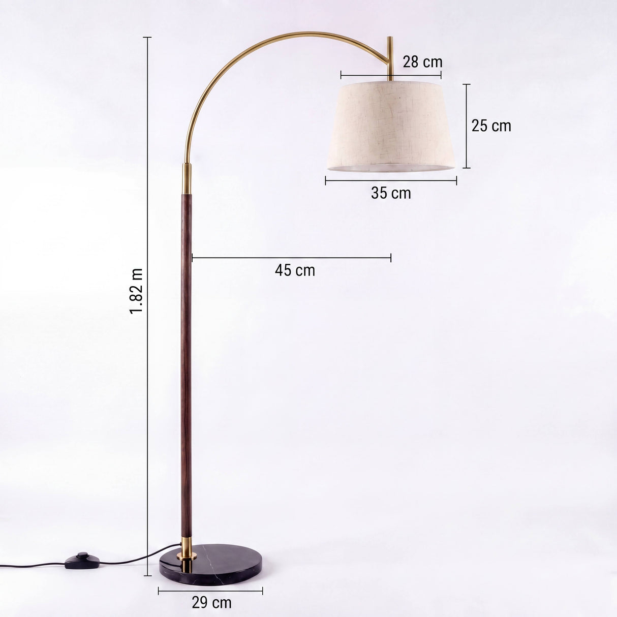 Plano de dimensiones y cotas técnicas de luminaria de pie curva para diseño de interiores.
