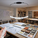 Estudio de arquitectura con lampara Perla Black de luz neutra para planos