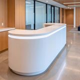 Iluminación integrada en mueble de recepción comercial para un acabado minimalista y vanguardista.
