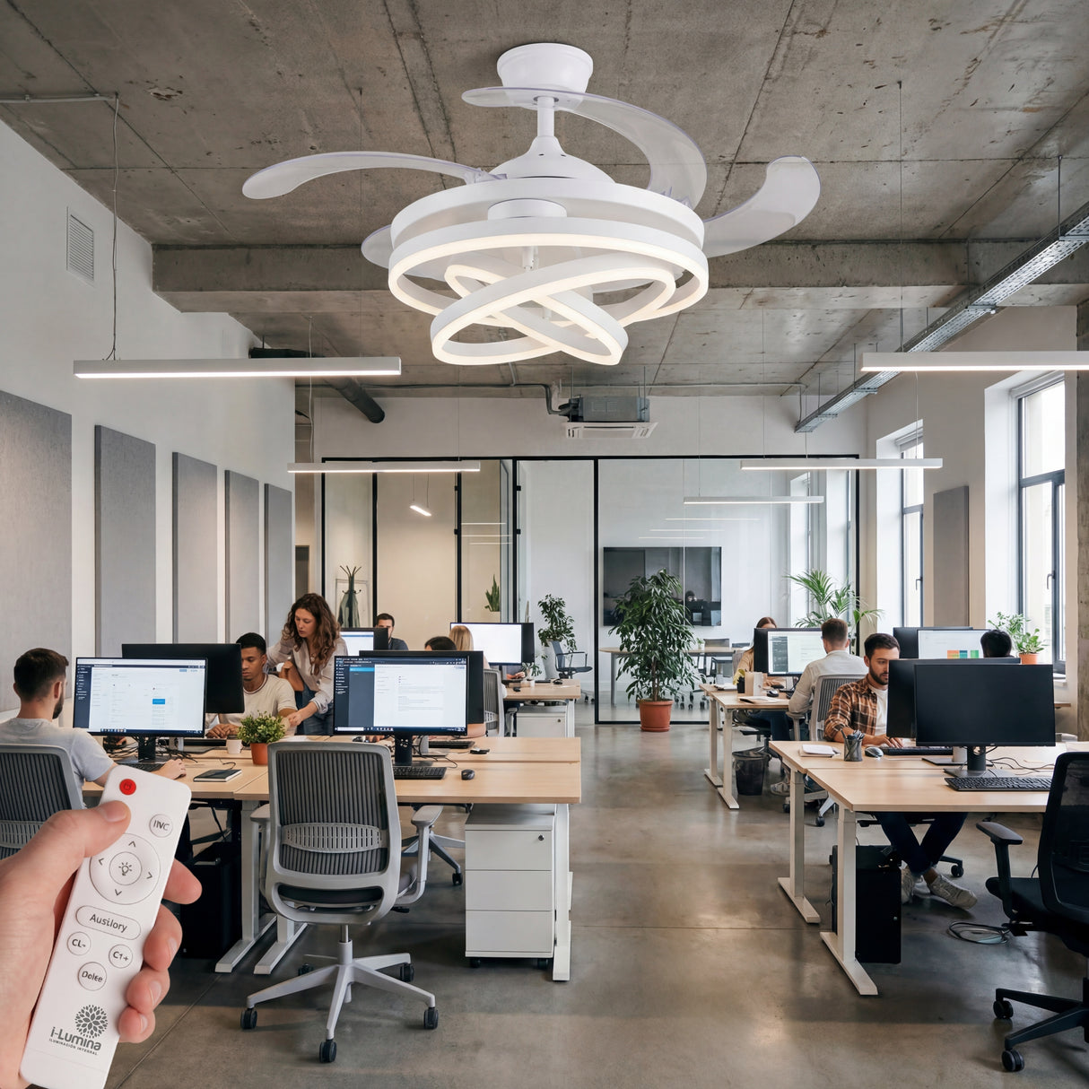 Espacio de oficina abierta equipado con múltiples lámparas ventilador Luxury Futura.