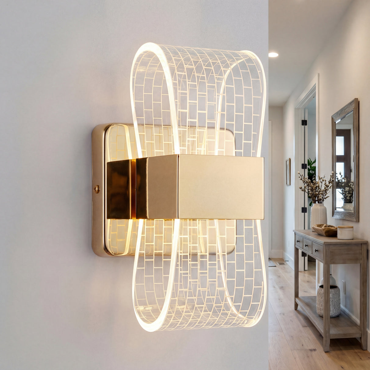 Entrada de casa con la lámpara Cubic Gold sobre una mesa de recibidor, dando una bienvenida cálida y chic.