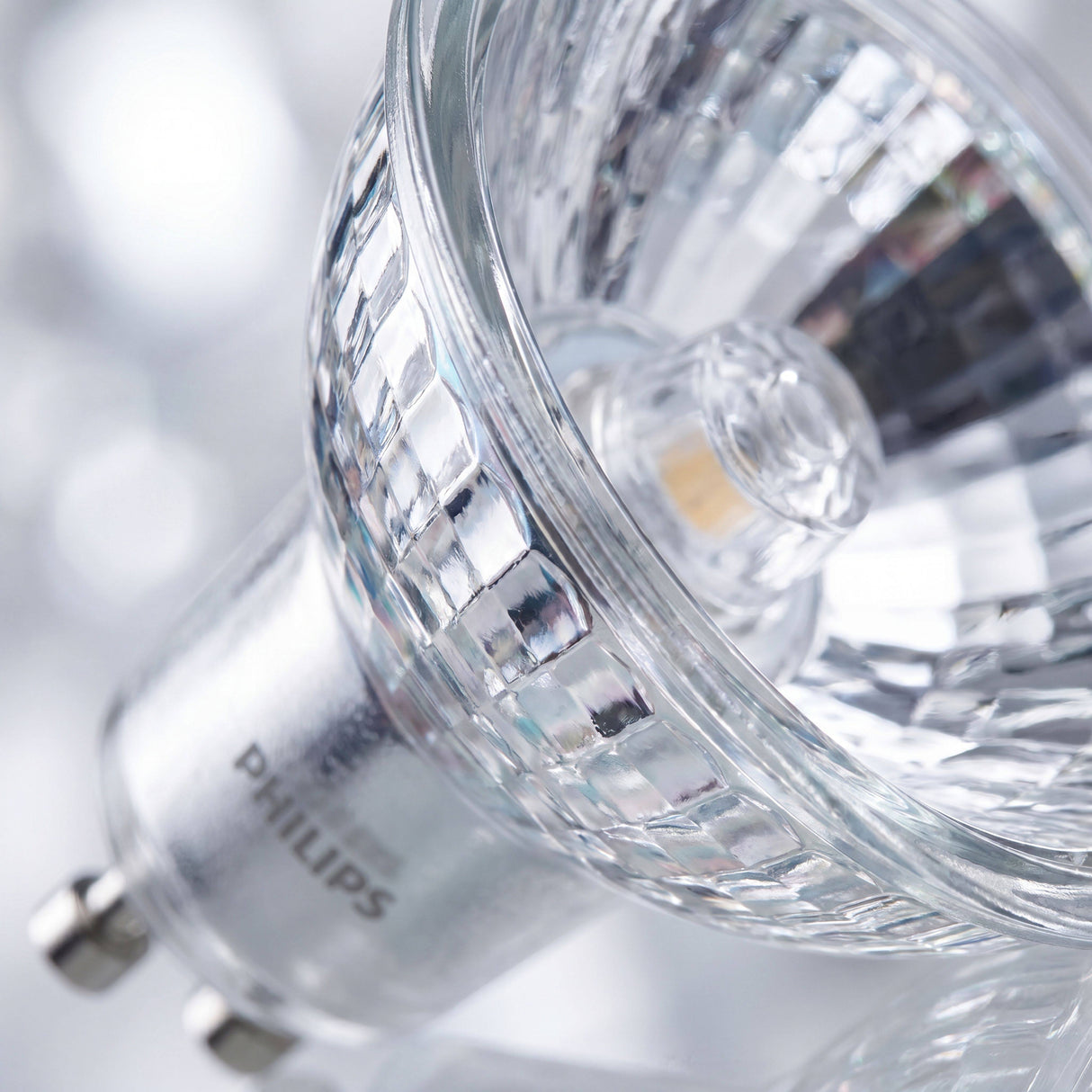 Lente dicroica texturizada con microprismas para una distribución simétrica del flujo luminoso.