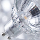 Lente dicroica texturizada con microprismas para una distribución simétrica del flujo luminoso.