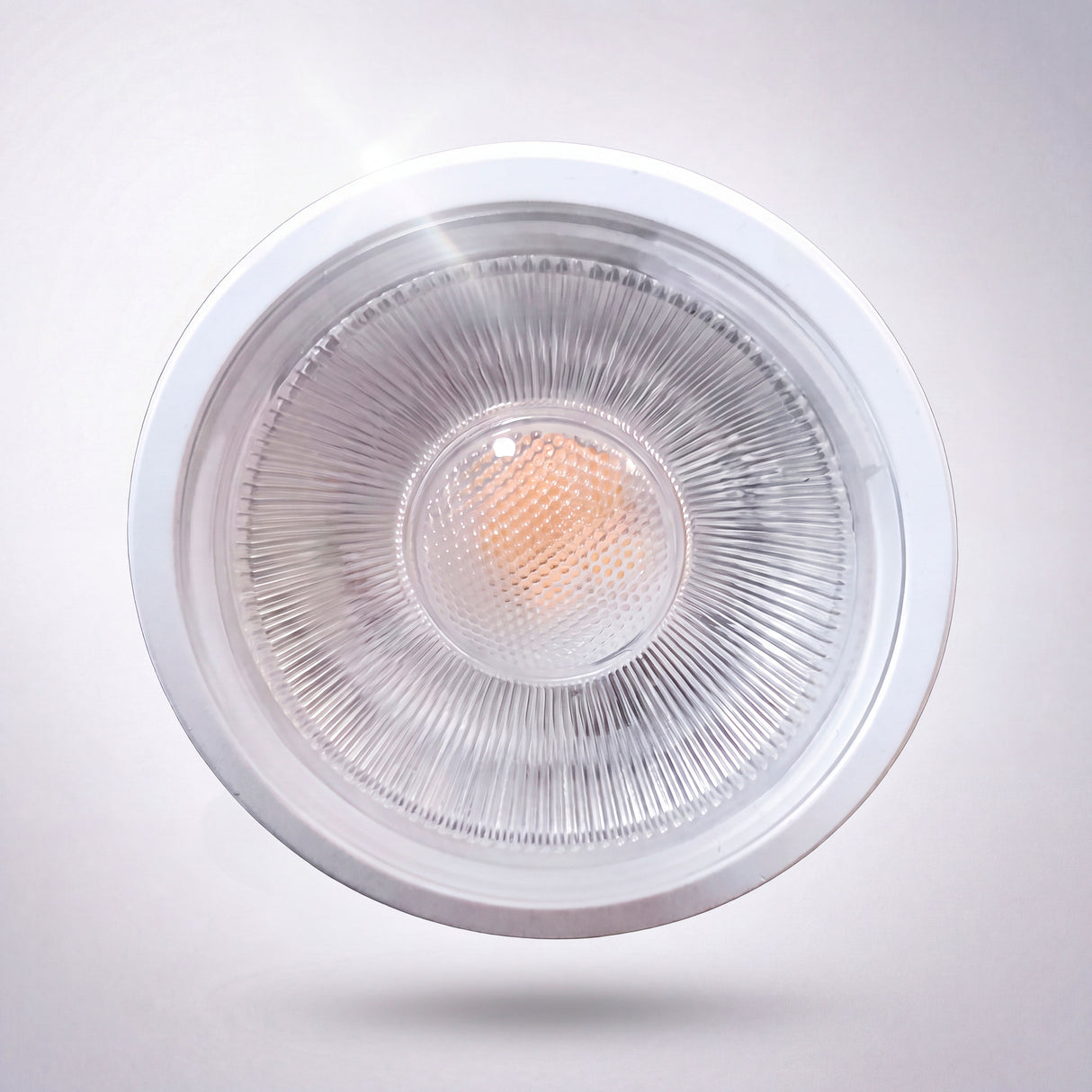 Vista superior de la lente multifacética diseñada para una distribución homogénea del flujo luminoso.