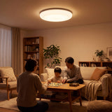 Panel LED LUNA en tono cálido iluminando cena familiar en el comedor