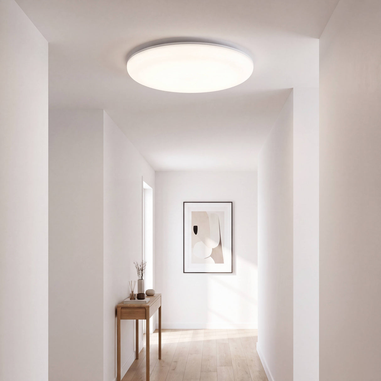 Panel LED de techo LUNA iluminando pasillo con luz pareja sin sombras