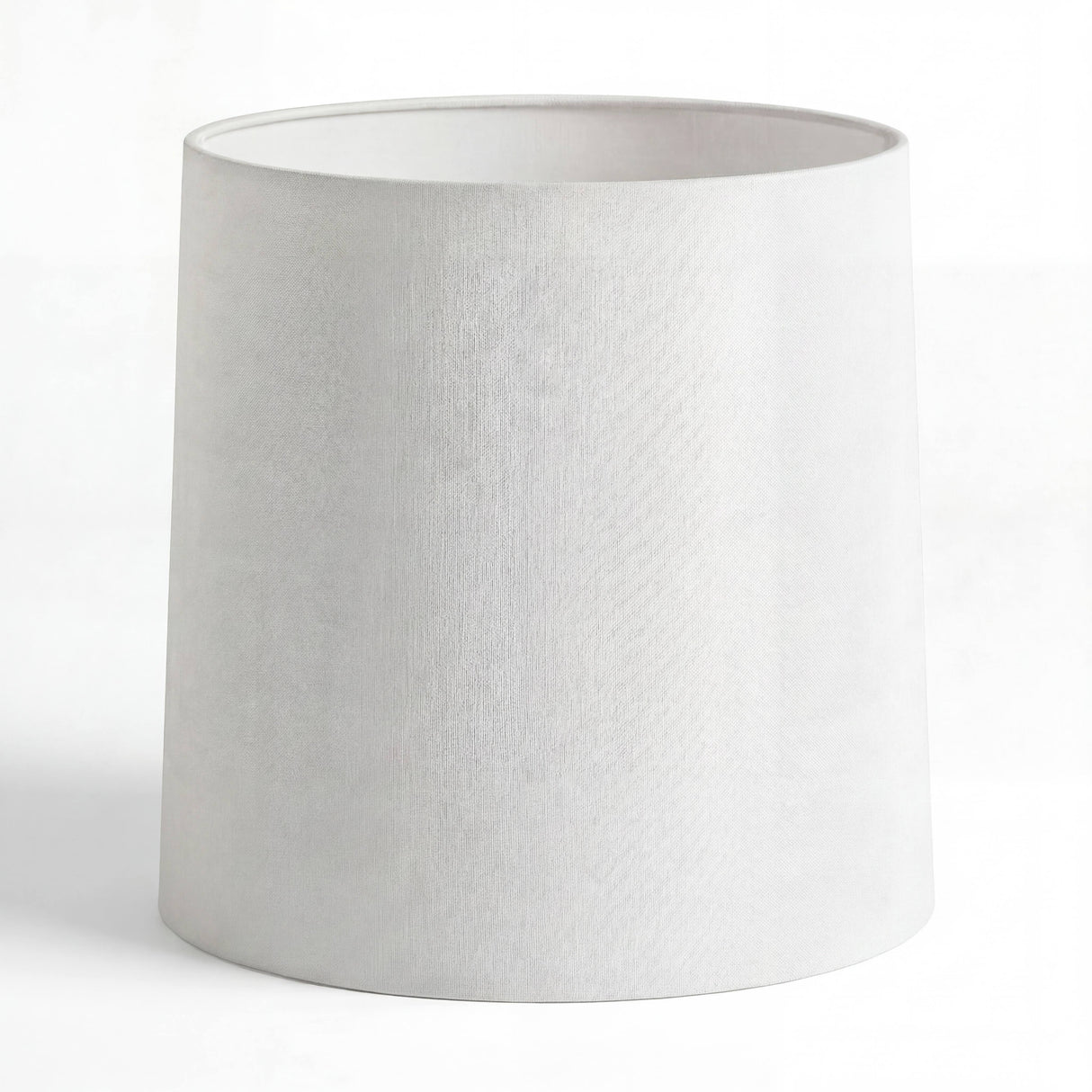 Difusor cilíndrico de repuesto con estructura reforzada para luminarias de pie decorativas de gama alta.