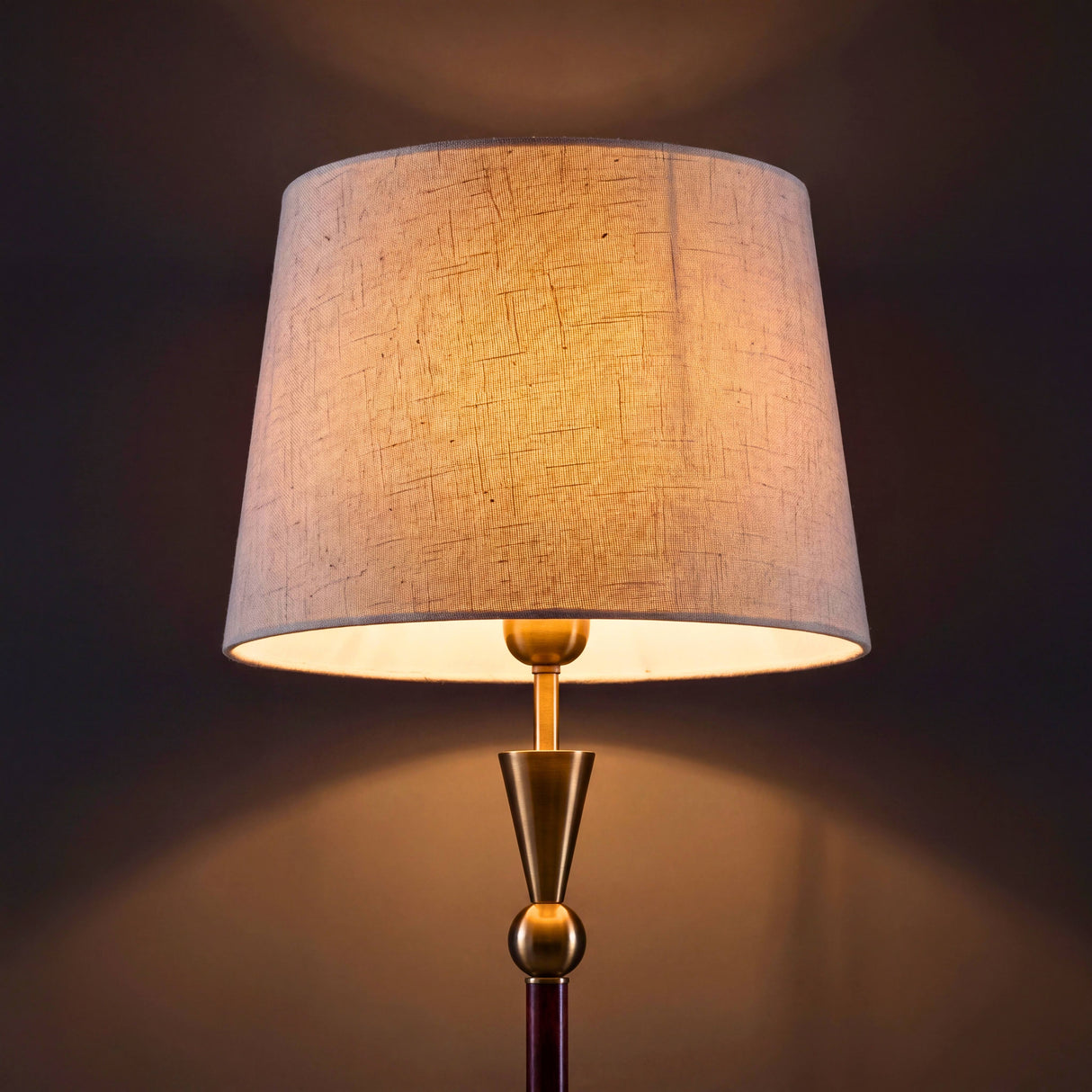 Zoom a pantalla de lino texturizado encendida con haz de luz difuso superior e inferior de gran confort visual.