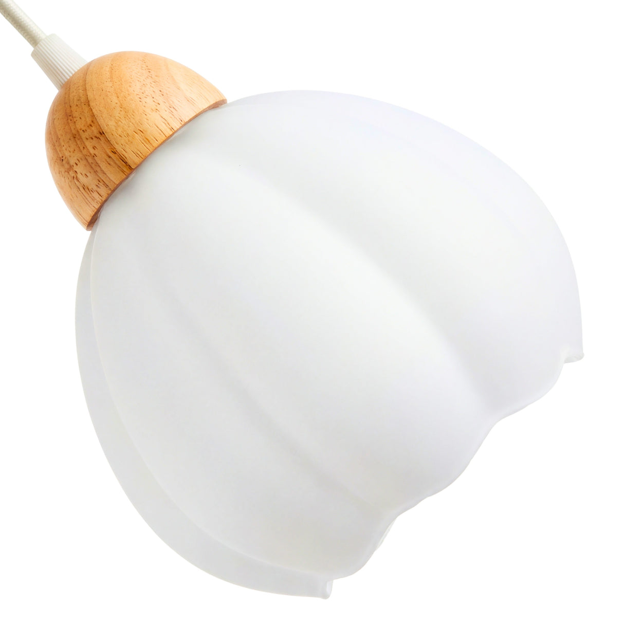 Detalle de pantalla de vidrio opalizado blanco y madera natural de lámpara Loto.