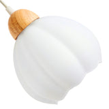 Detalle de pantalla de vidrio opalizado blanco y madera natural de lámpara Loto.