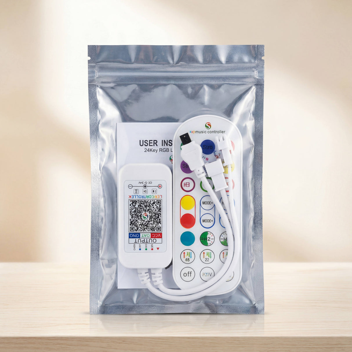 Paquete de envío que contiene el controlador de luces LED, el receptor y el control remoto para su entrega.