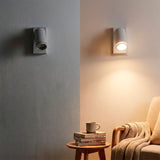 Par de puntos de luz de sobreponer en muro para crear atmósferas en arquitectura moderna.
