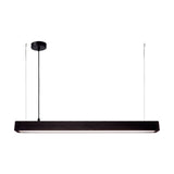 Barra de iluminación suspendida horizontal negra mate aislada para catálogo digital de diseño.