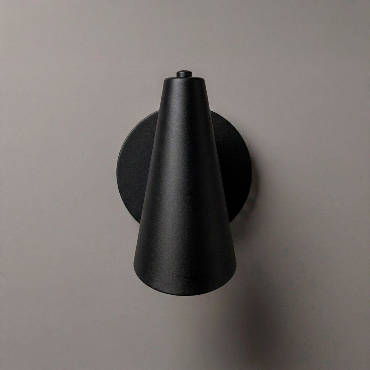 Muestra exenta de estructura metálica en negro mate de líneas simétricas y minimalistas.