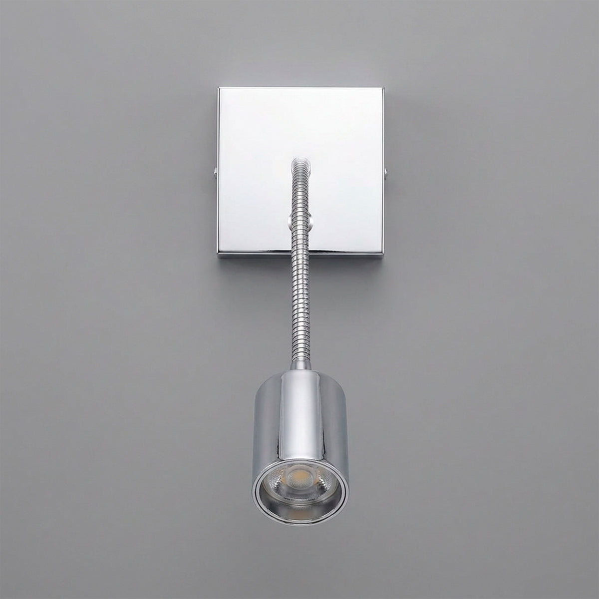 Perfil simétrico de sobreponer para muro con acabado en cromo brillante de alta durabilidad.