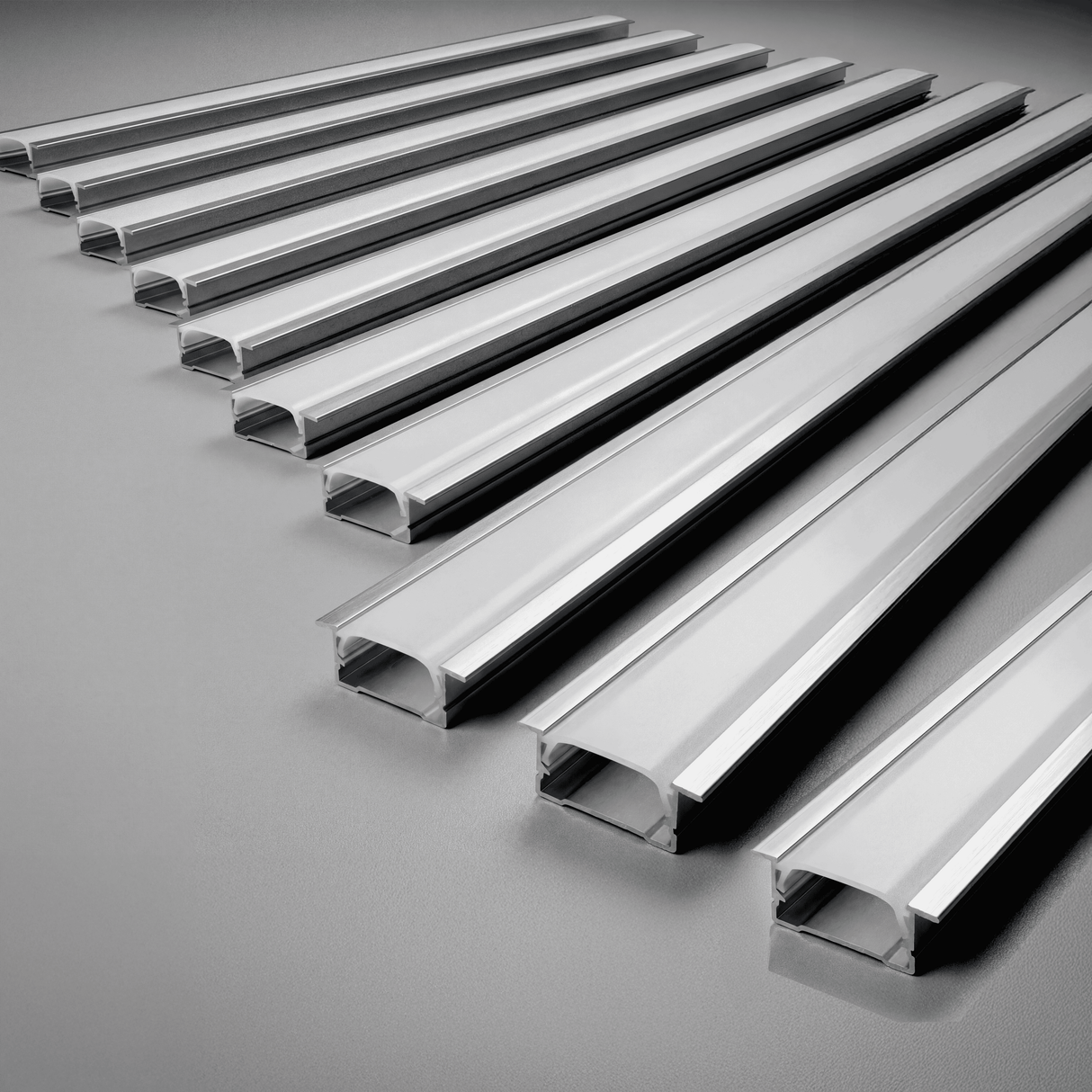 Conjunto de perfiles de aluminio extruido con difusor opal para integración lumínica lineal.
