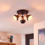 Plafón de sobreponer circular con tres focos articulados en acabado negro mate y madera natural.