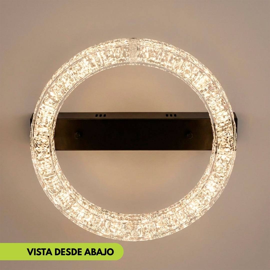 Plafón LED anillo efecto cristal encendido sobre fondo oscuro elegante