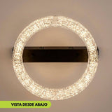 Plafón LED anillo efecto cristal encendido sobre fondo oscuro elegante